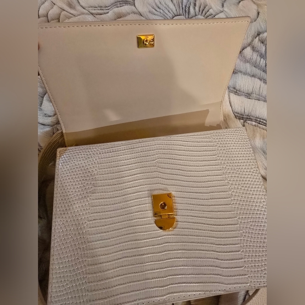 JW PEI Cream Shoulder Bag with Textured Design and Gold Accents - Picture 4 of 6